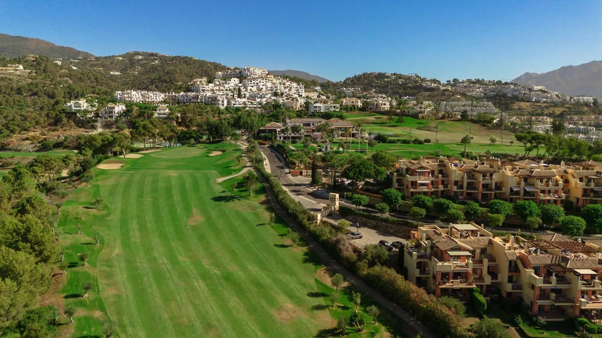 Apartment First-Line Beach, Terrace And Pool With Incredible Sea Views, New Golden Mile Estepona