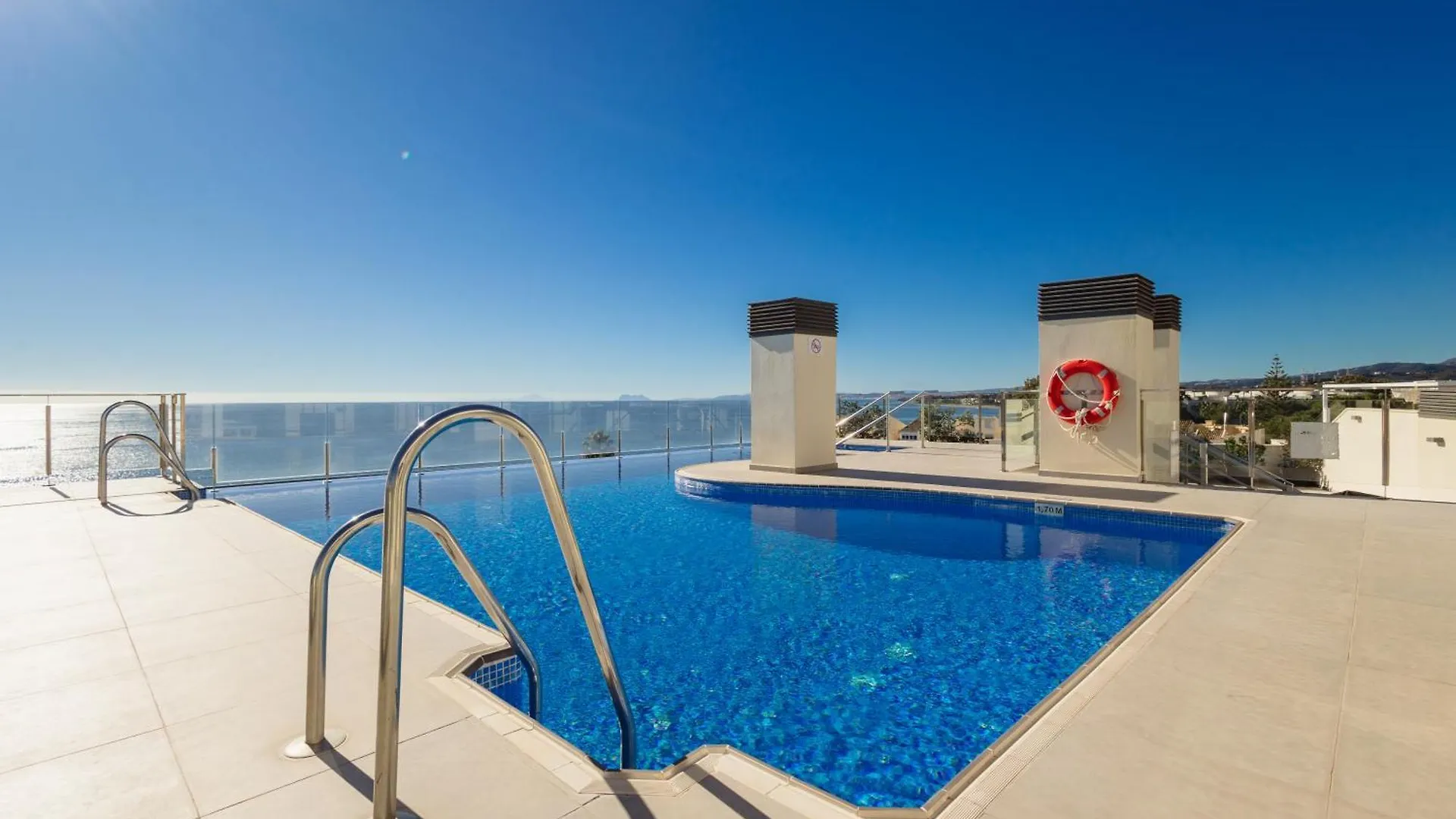 Apartment First-Line Beach, Terrace And Pool With Incredible Sea Views, New Golden Mile Estepona