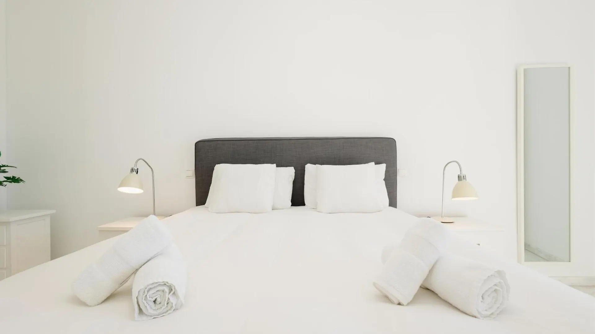 Apartment First-Line Beach, Terrace And Pool With Incredible Sea Views, New Golden Mile Estepona
