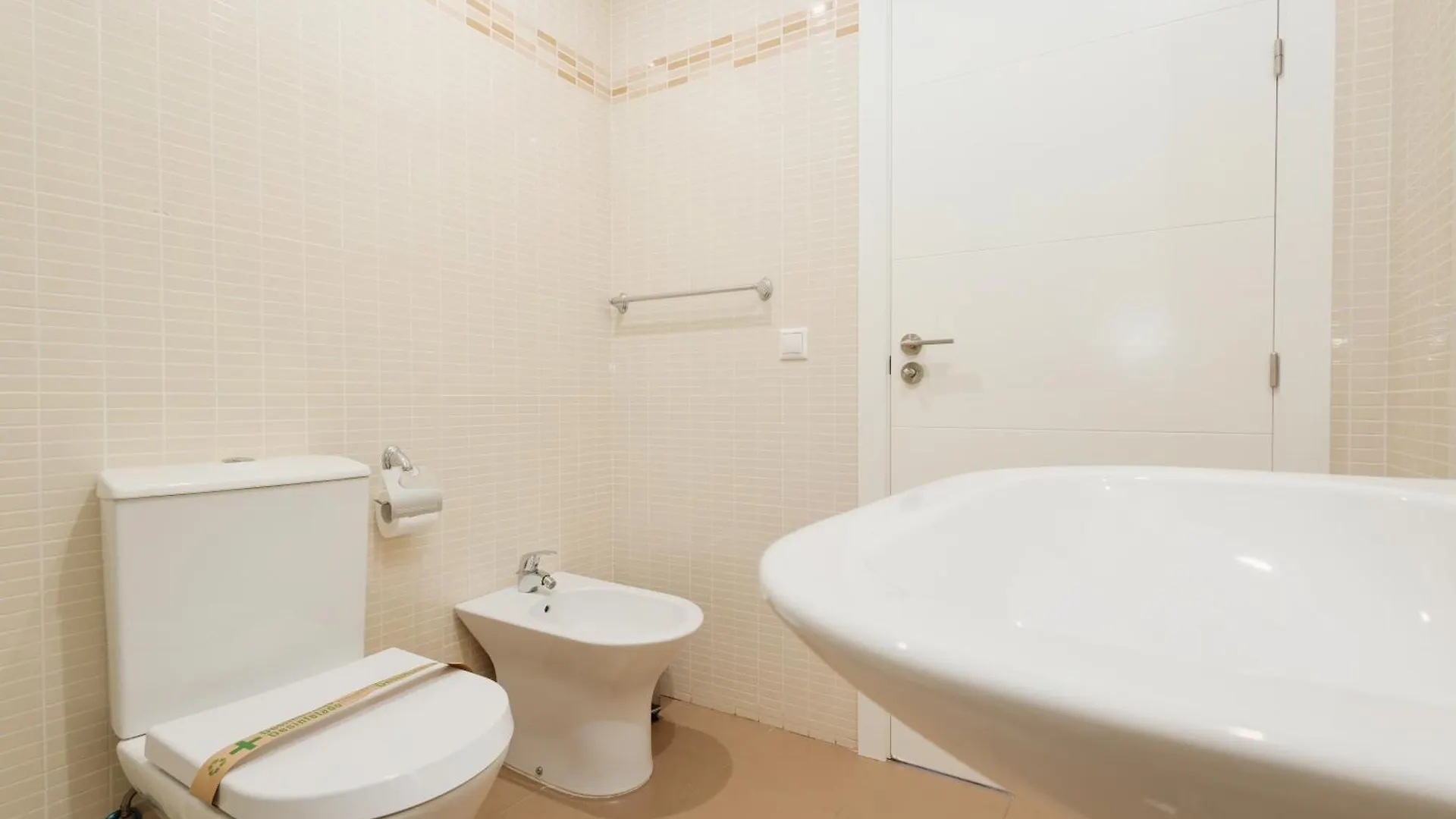 Apartment First-Line Beach, Terrace And Pool With Incredible Sea Views, New Golden Mile Estepona