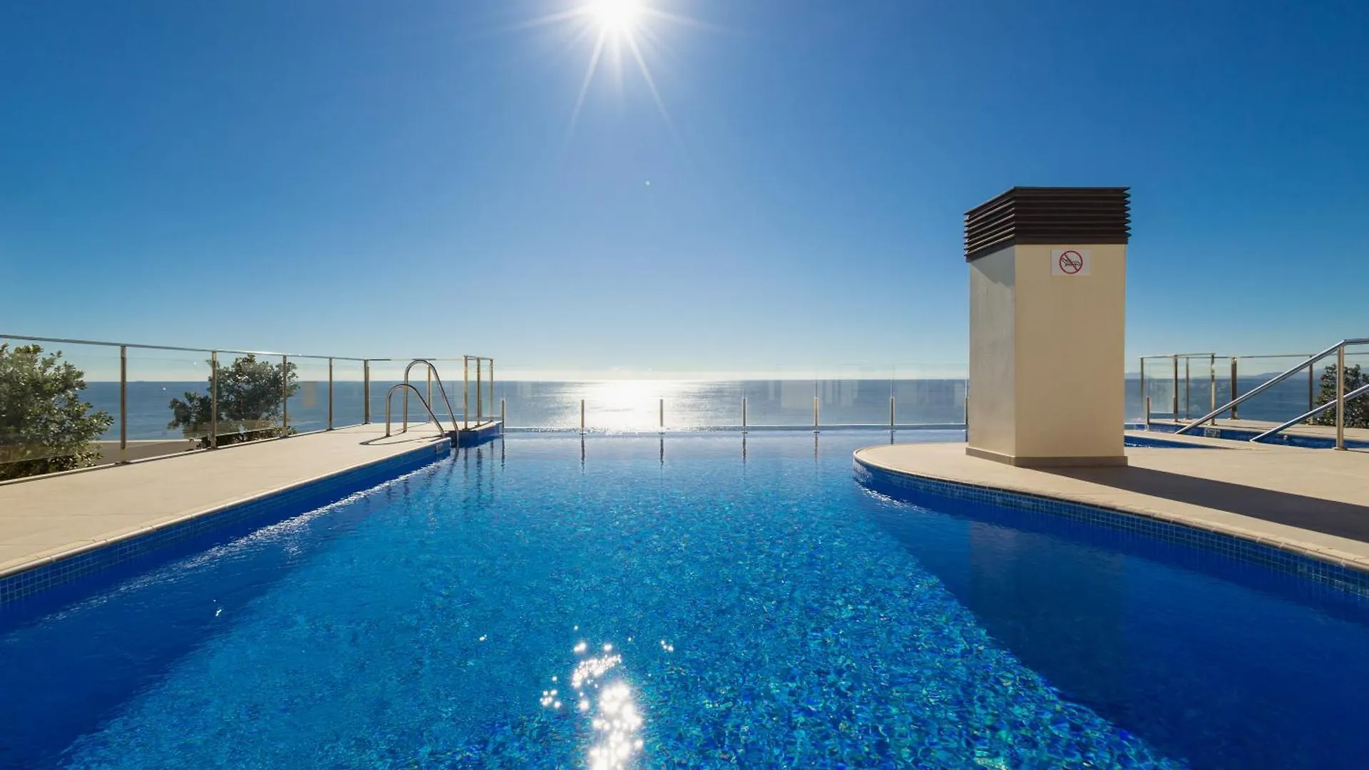 Apartment First-Line Beach, Terrace And Pool With Incredible Sea Views, New Golden Mile Estepona