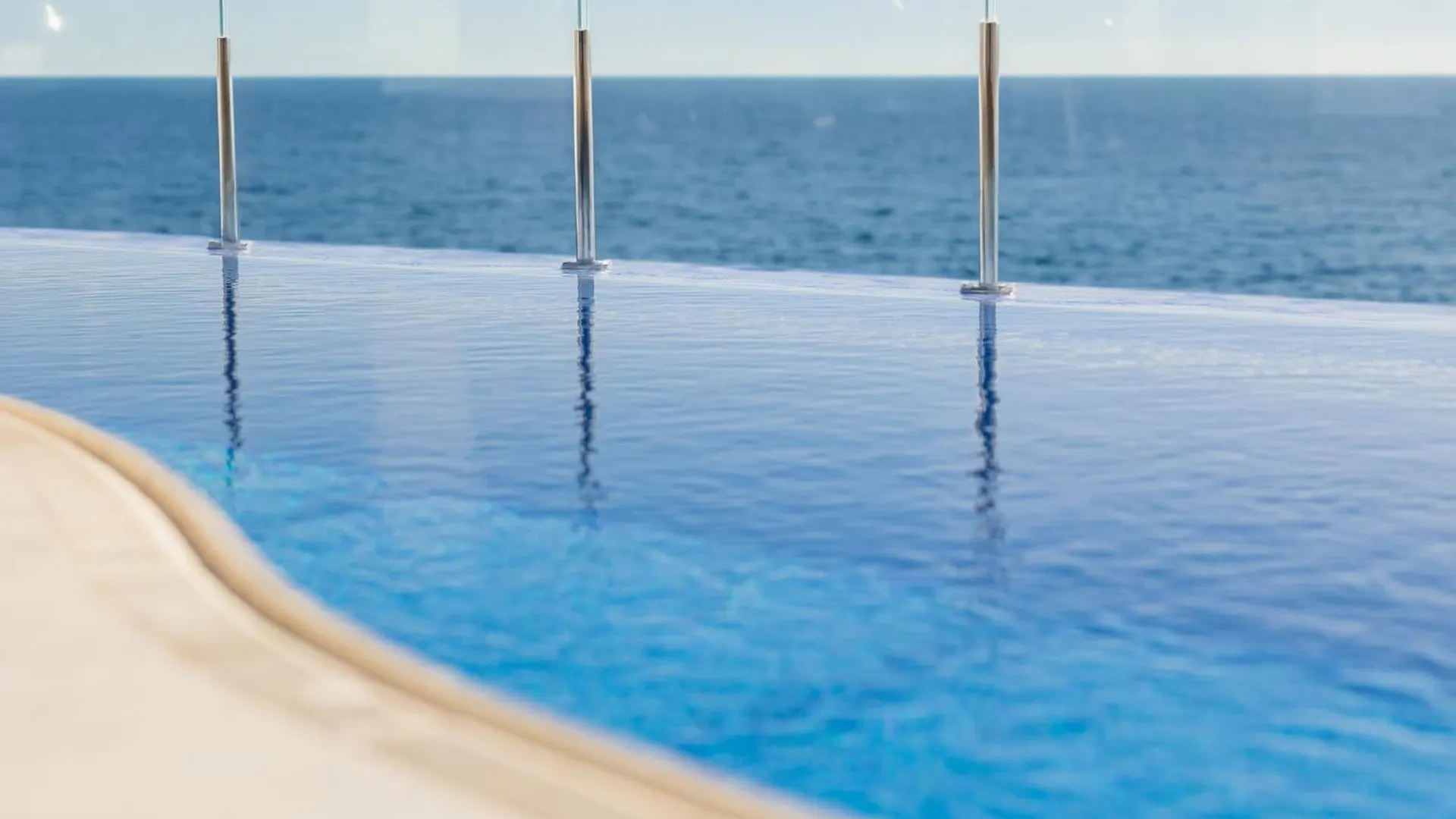 Apartment First-Line Beach, Terrace And Pool With Incredible Sea Views, New Golden Mile Estepona Spain