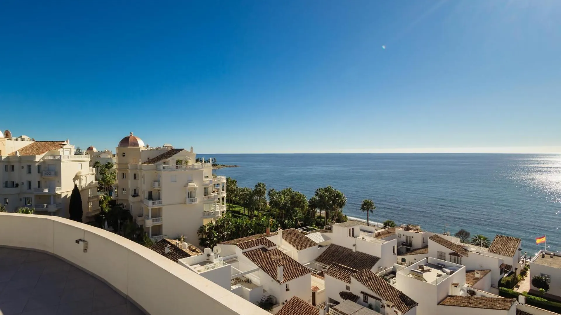 Apartment First-Line Beach, Terrace And Pool With Incredible Sea Views, New Golden Mile Estepona