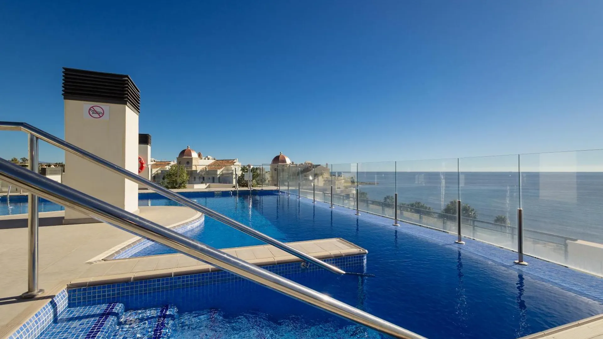 First-Line Beach, Terrace And Pool With Incredible Sea Views, New Golden Mile Estepona Apartment